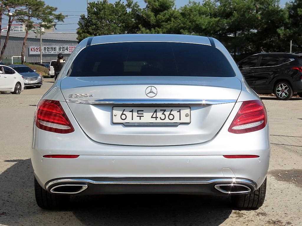 Mercedes Benz E class - Vista 4