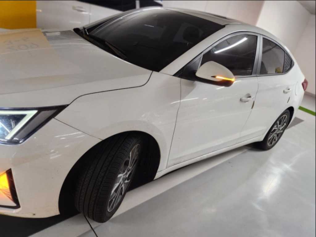 HYUNDAI Avante - Vista 2