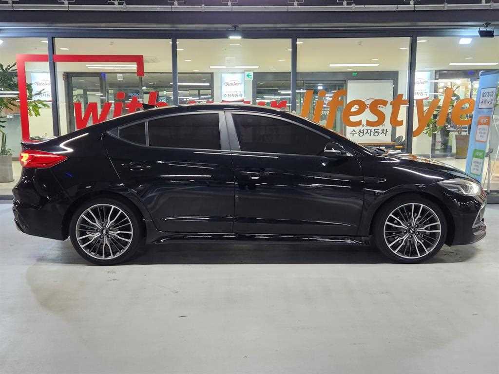 HYUNDAI Avante - Vista 3