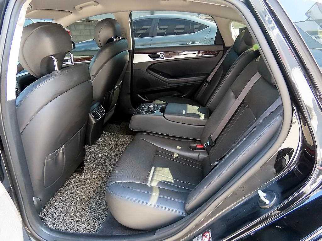 HYUNDAI Genesis - Vista 6