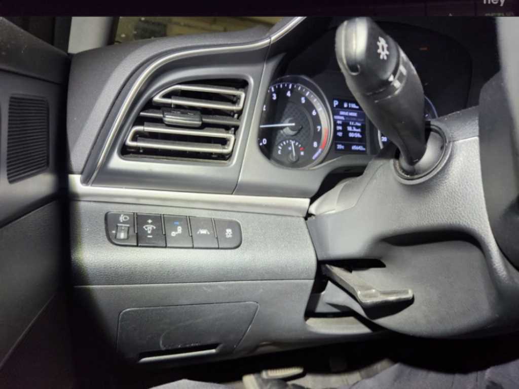 HYUNDAI Avante - Vista 9