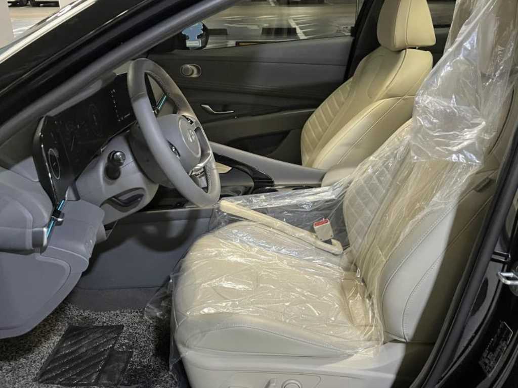 HYUNDAI Avante - Vista 10