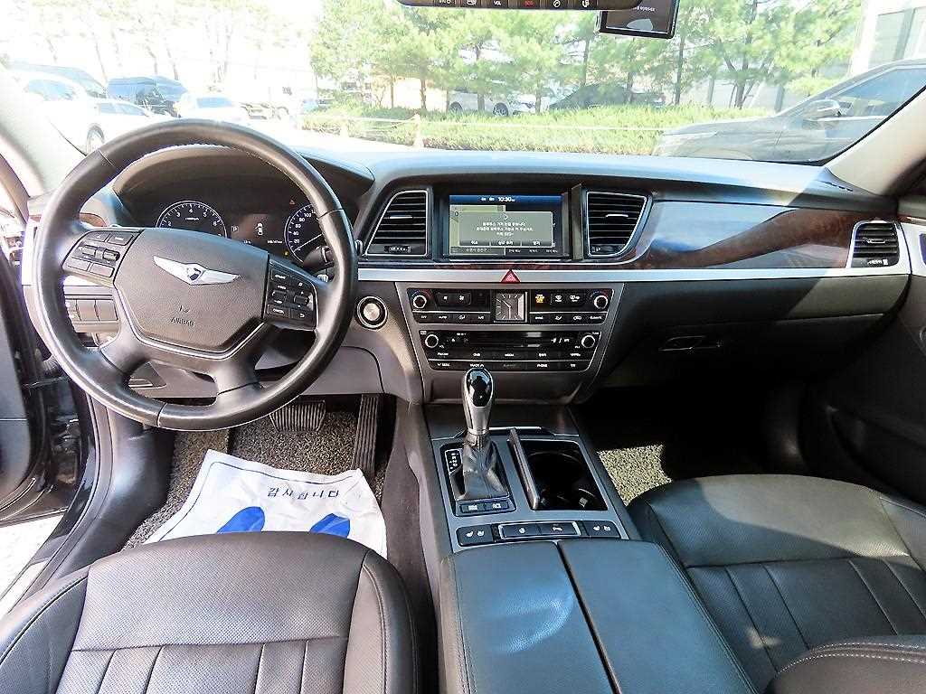 HYUNDAI Genesis - Vista 7