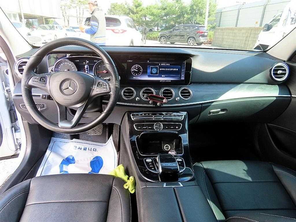 Mercedes Benz E class - Vista 7