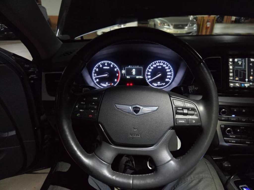 HYUNDAI Genesis - Vista 5