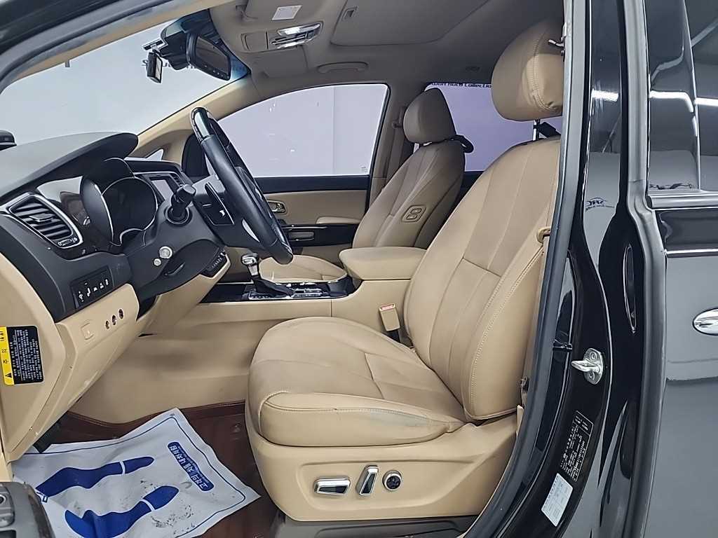 KIA Carnival - Vista 11