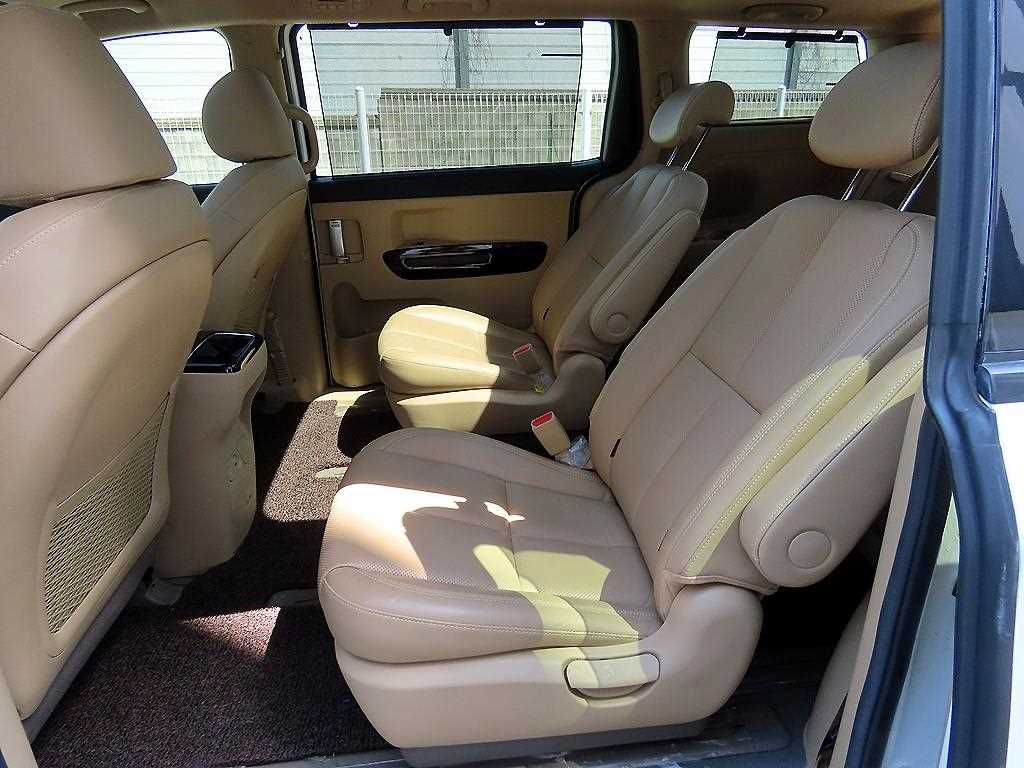 KIA Carnival - Vista 6