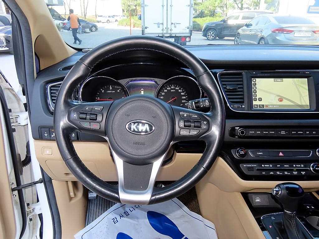 KIA Carnival - Vista 9