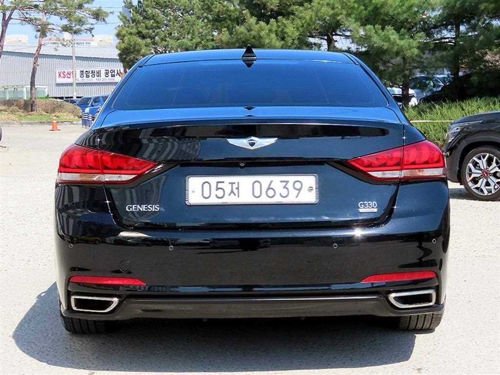 HYUNDAI Genesis - Vista 4