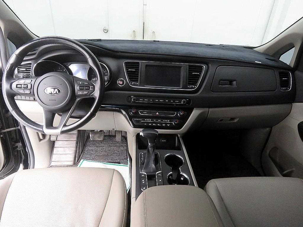 KIA Carnival - Vista 8