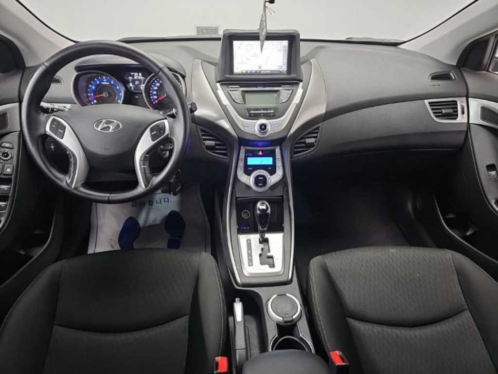 HYUNDAI Avante - Vista 5
