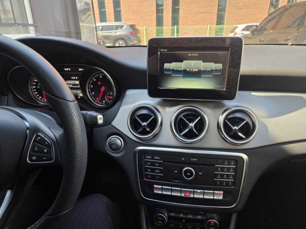 Mercedes Benz GLA Class - Vista 5