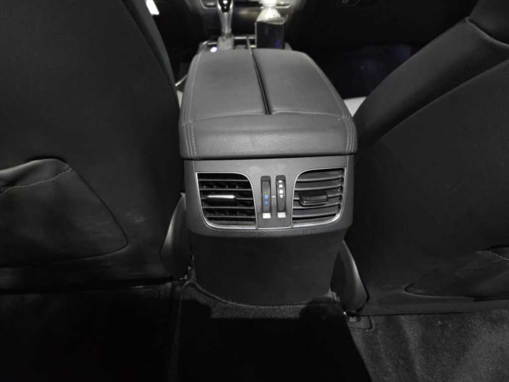 HYUNDAI Genesis - Vista 12