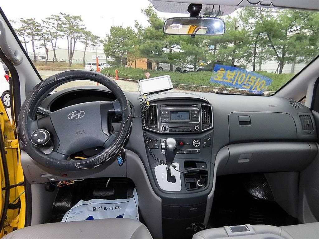 HYUNDAI Starex - Vista 8