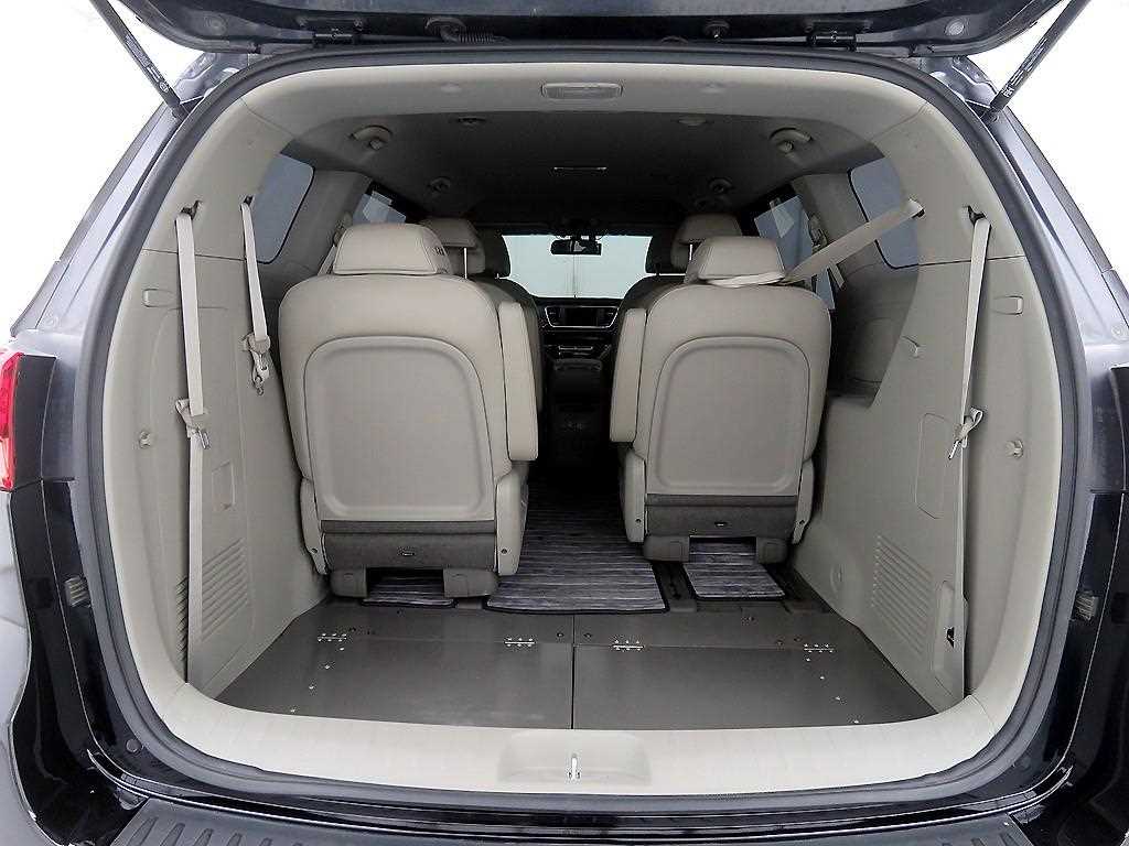 KIA Carnival - Vista 5