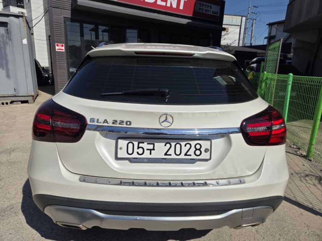 Mercedes Benz GLA Class - Vista 2