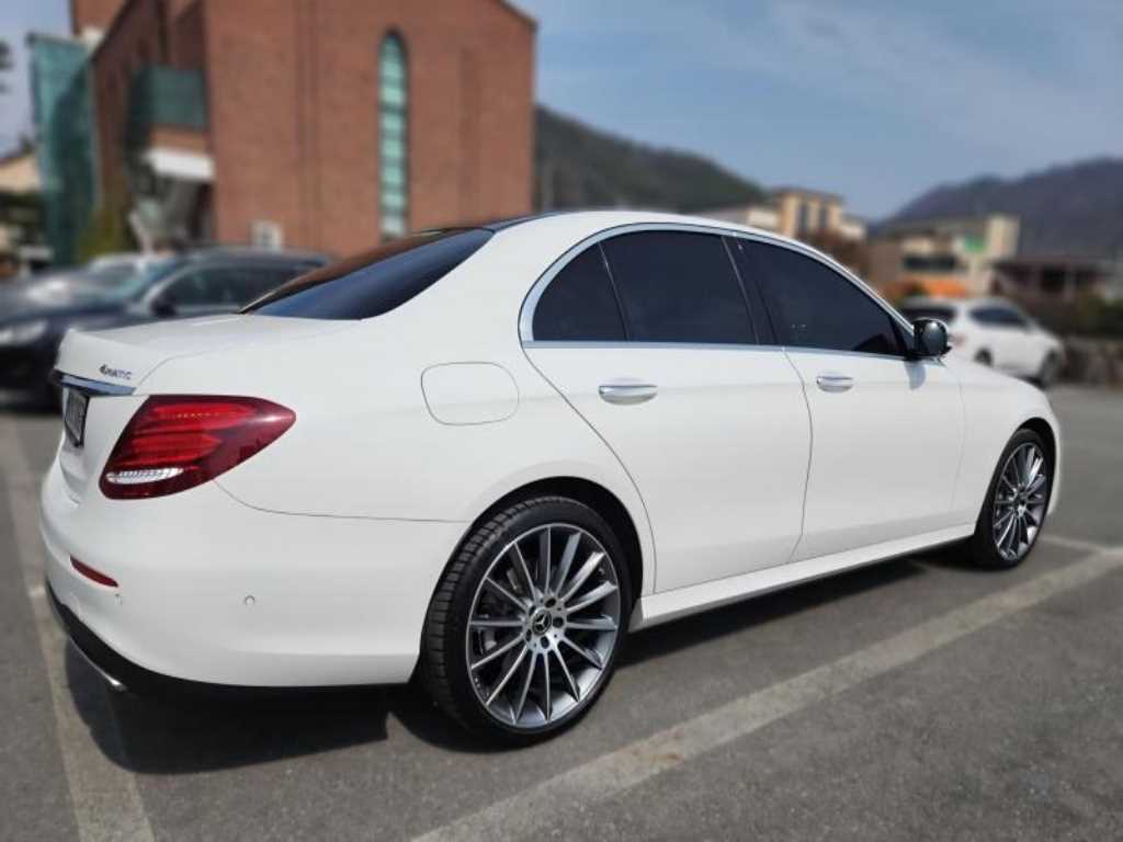Mercedes Benz E class - Vista 3
