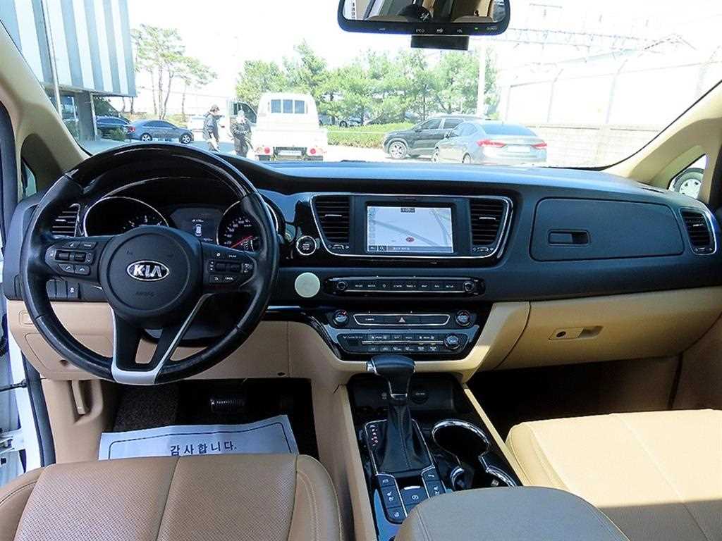 KIA Carnival - Vista 7