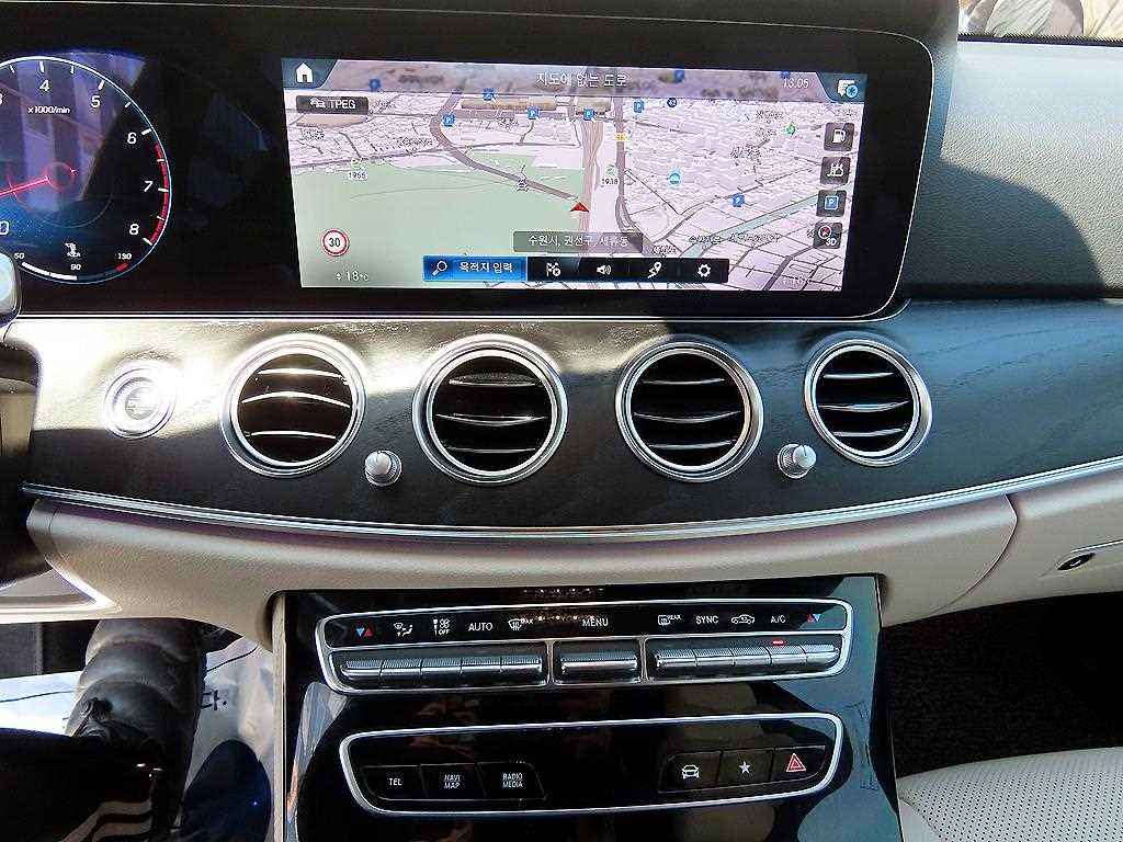 Mercedes Benz E class - Vista 12