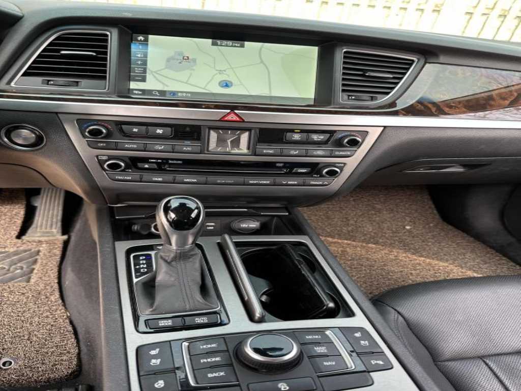 HYUNDAI Genesis - Vista 11