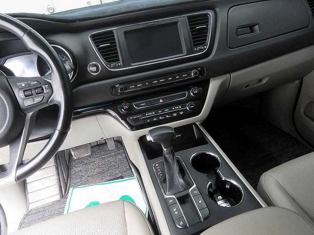 KIA Carnival - Vista 11