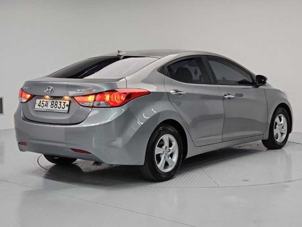HYUNDAI Avante - Vista 4