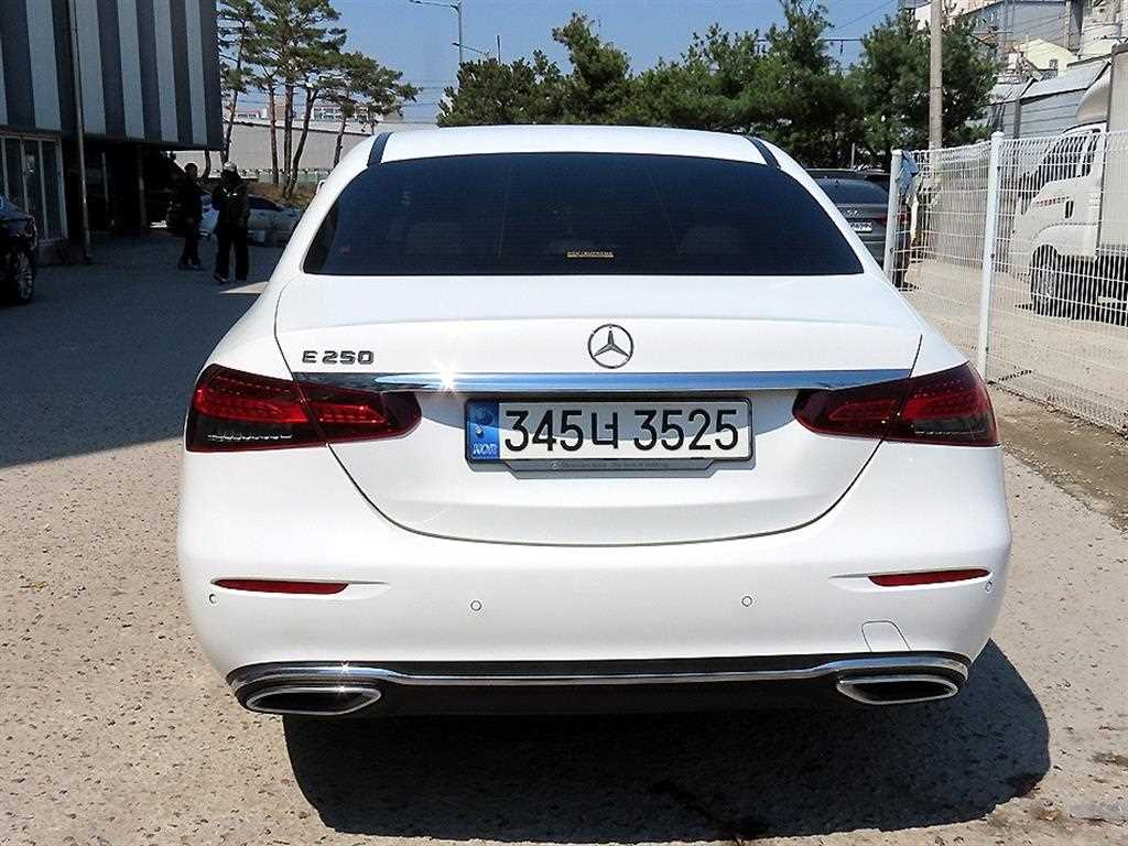 Mercedes Benz E class - Vista 4