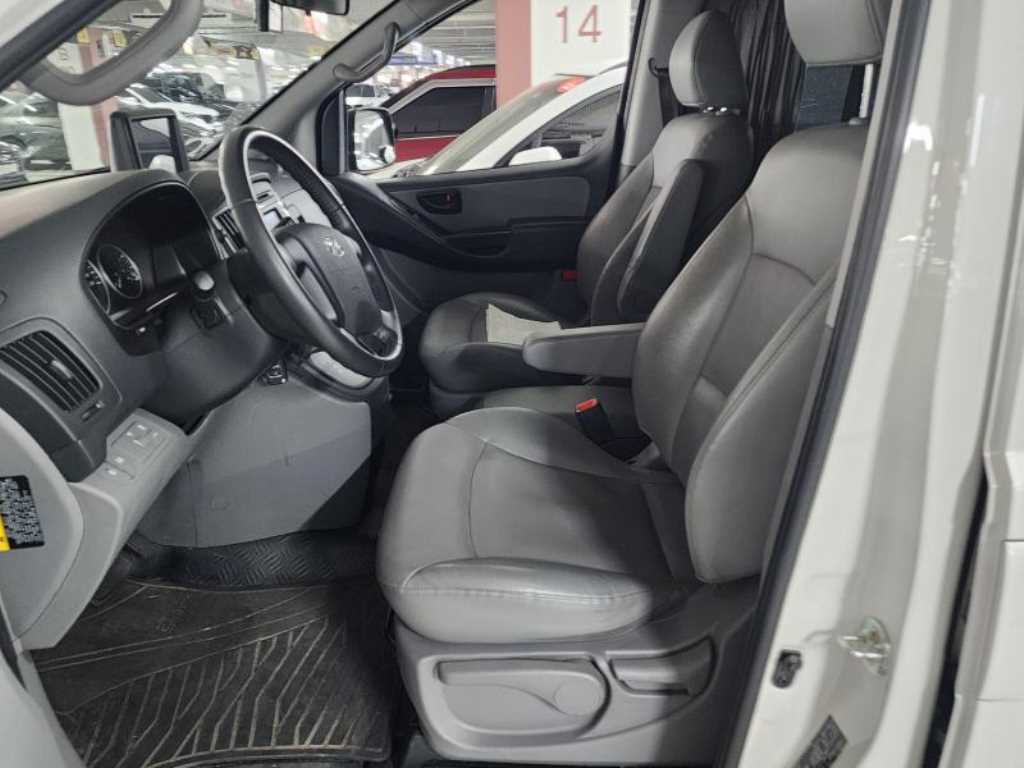 HYUNDAI Starex - Vista 10
