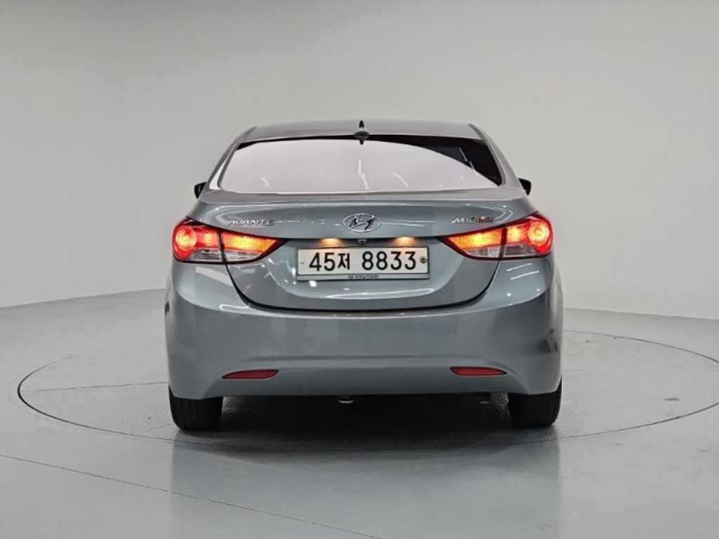 HYUNDAI Avante - Vista 3