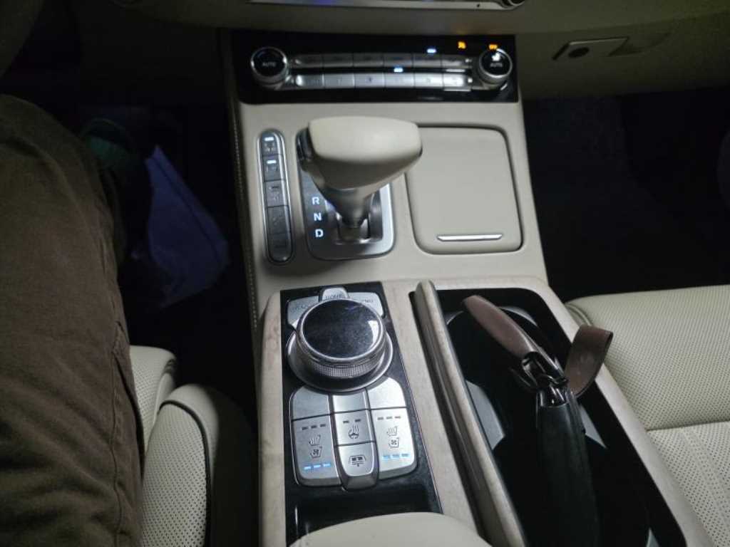 Genesis G90 - Vista 11