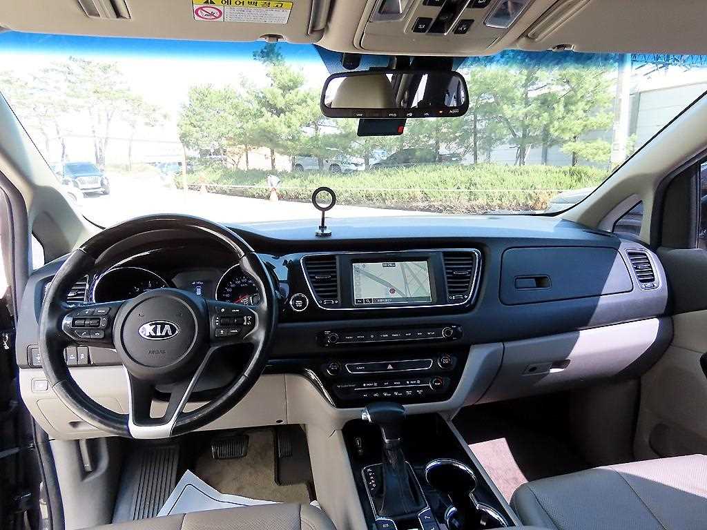 KIA Carnival - Vista 8