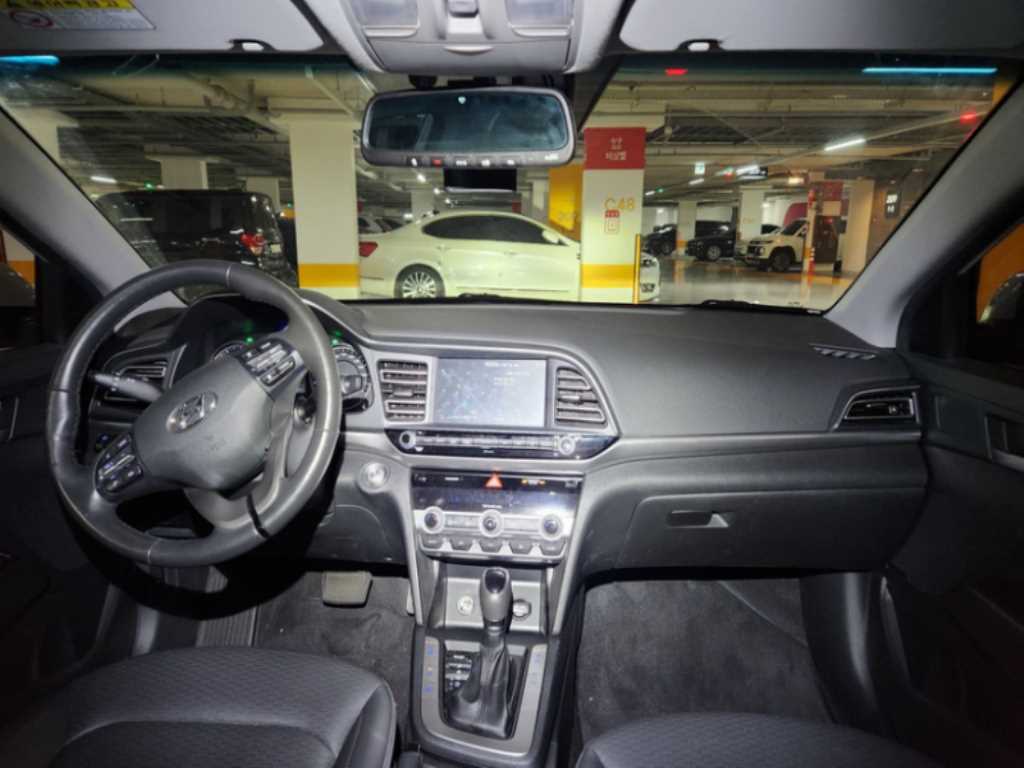 HYUNDAI Avante - Vista 7