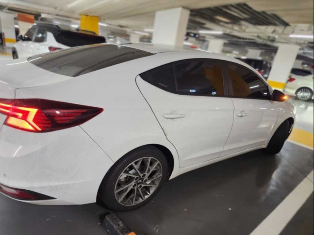 HYUNDAI Avante - Vista 5