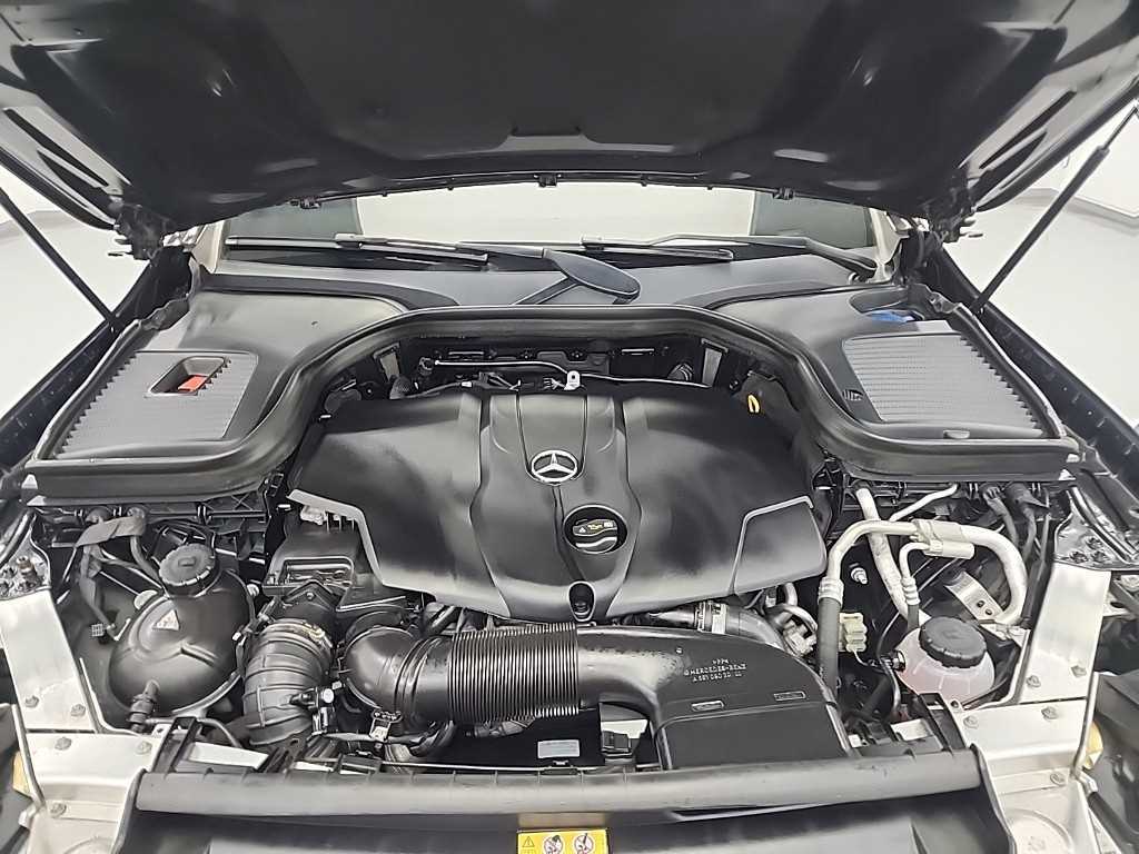 Mercedes Benz GLC Class - Vista 5