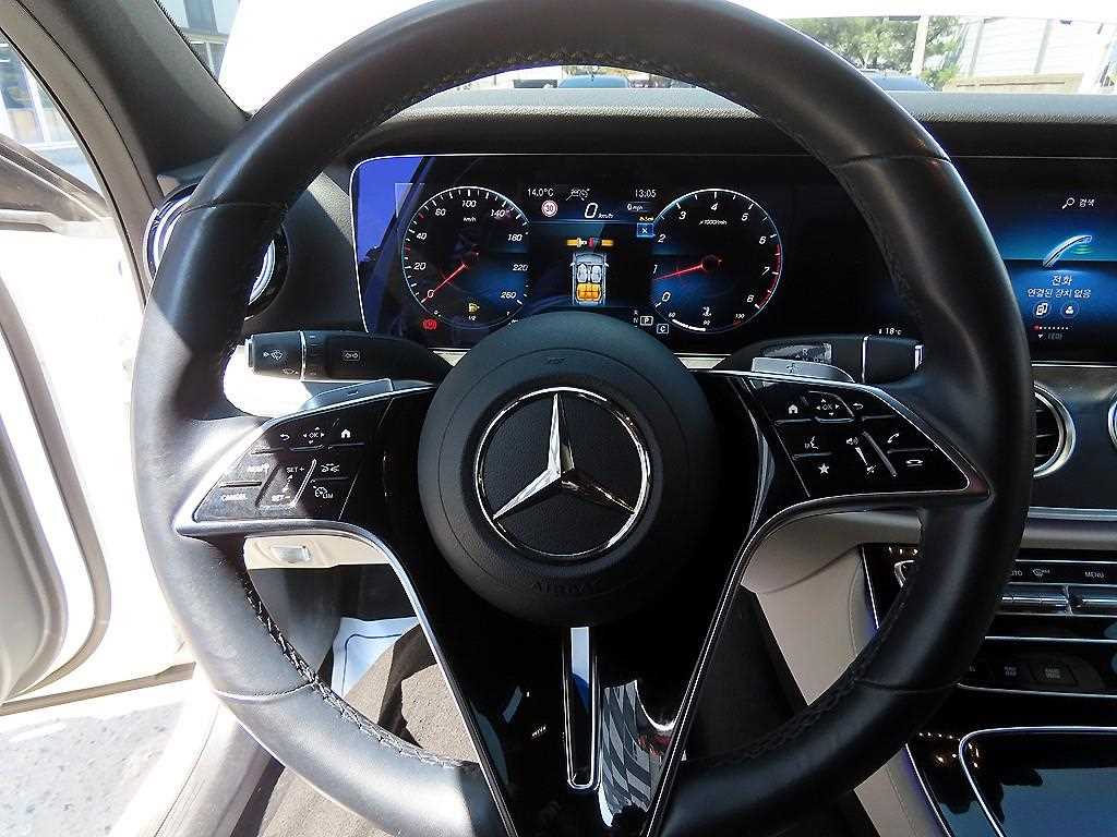 Mercedes Benz E class - Vista 8