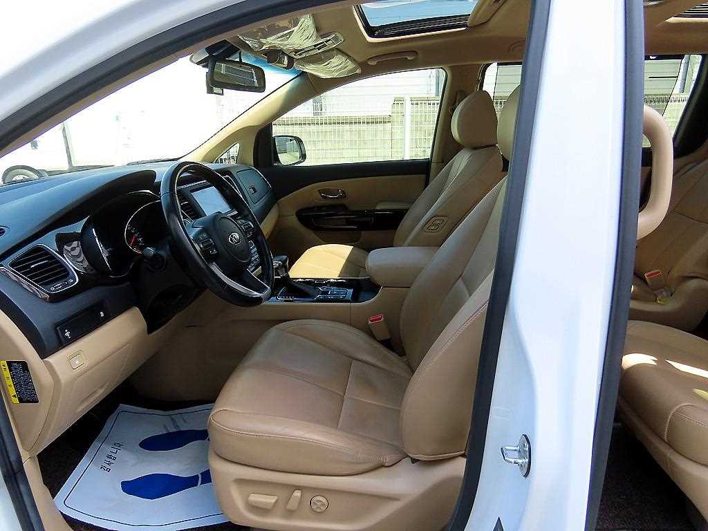 KIA Carnival - Vista 5