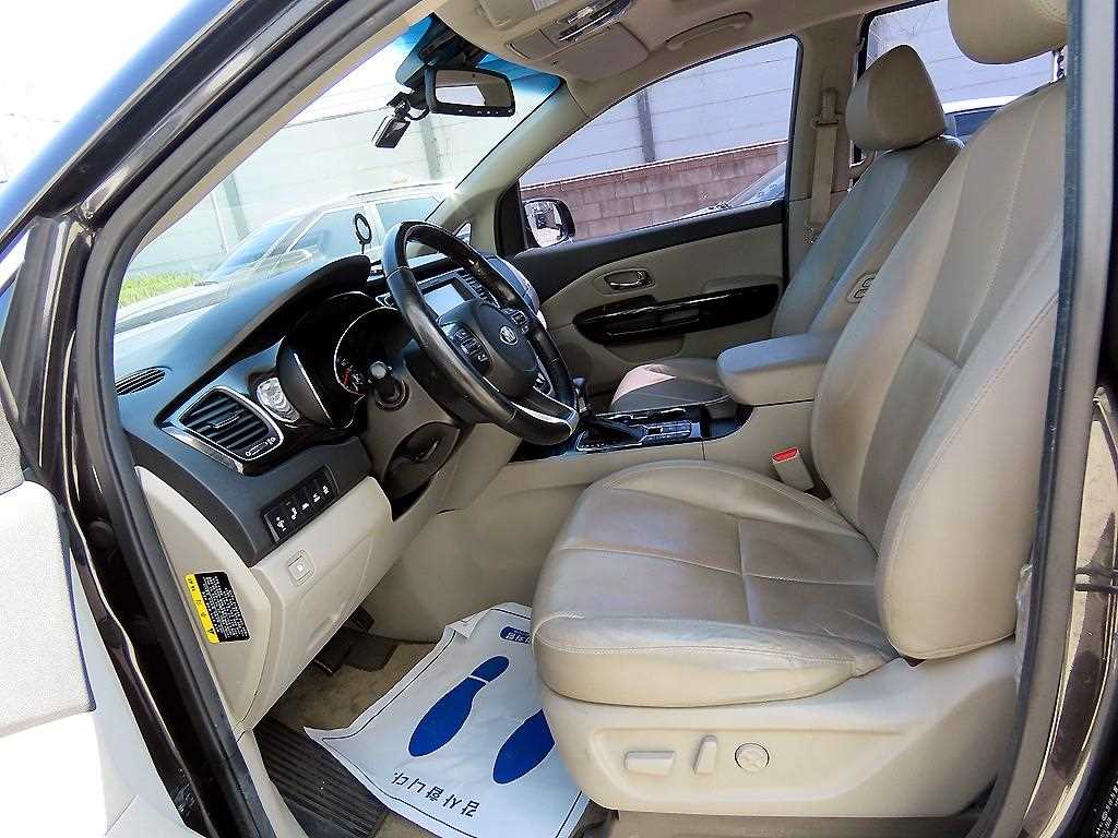 KIA Carnival - Vista 5