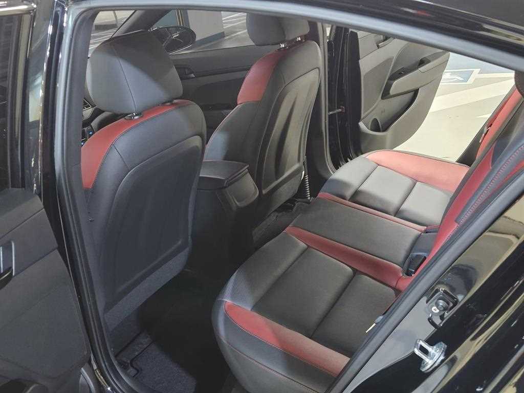 HYUNDAI Avante - Vista 10