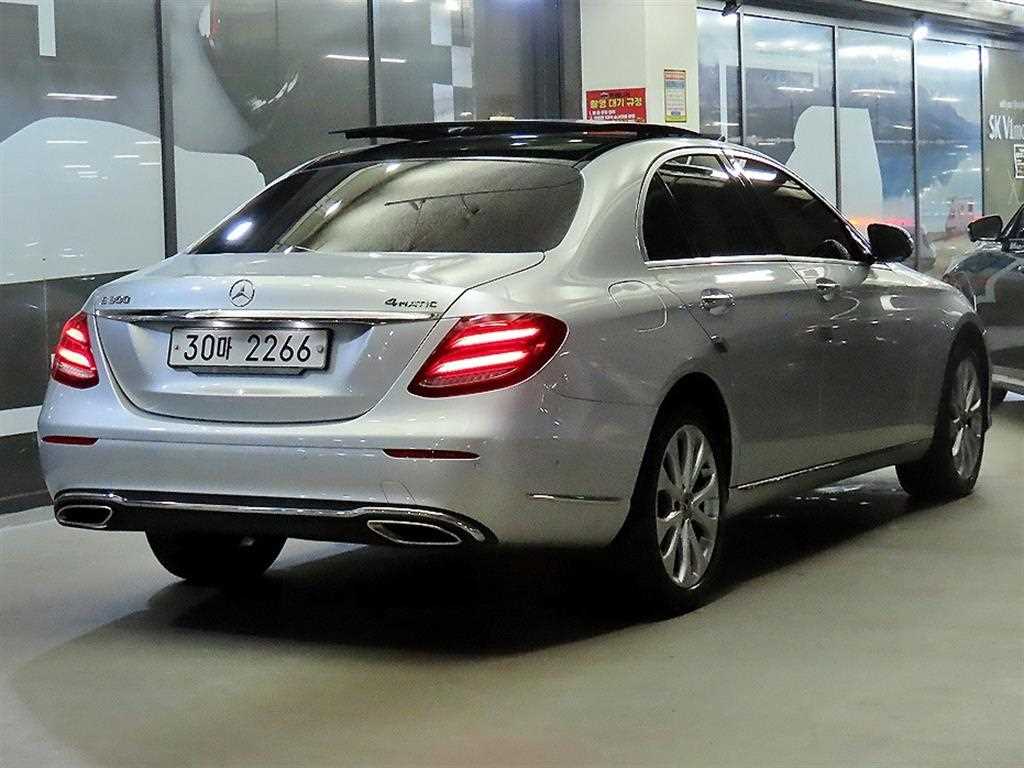 Mercedes Benz E class - Vista 4