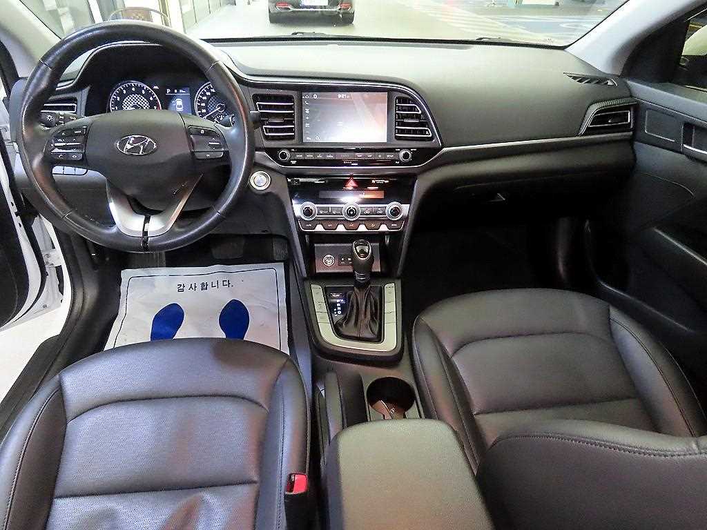 HYUNDAI Avante - Vista 10
