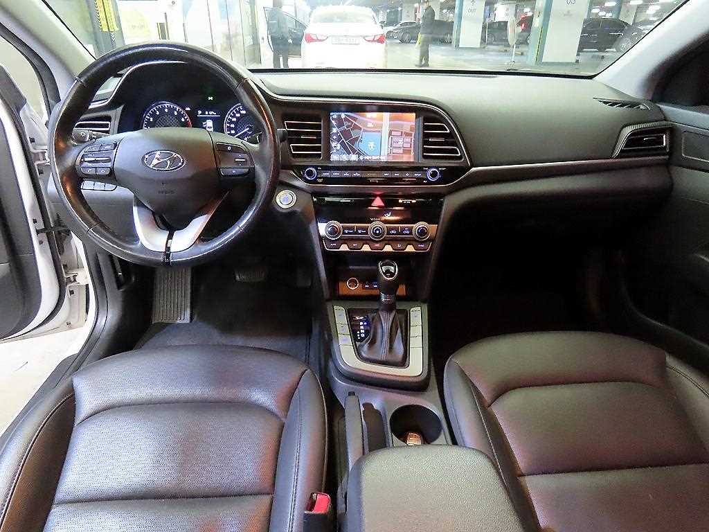 HYUNDAI Avante - Vista 10