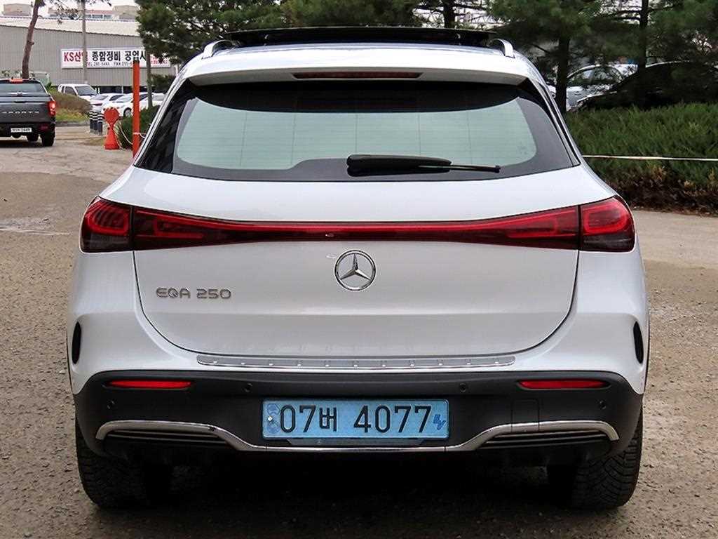 Mercedes Benz EQA - Vista 4