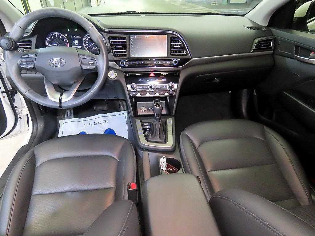 HYUNDAI Avante - Vista 10