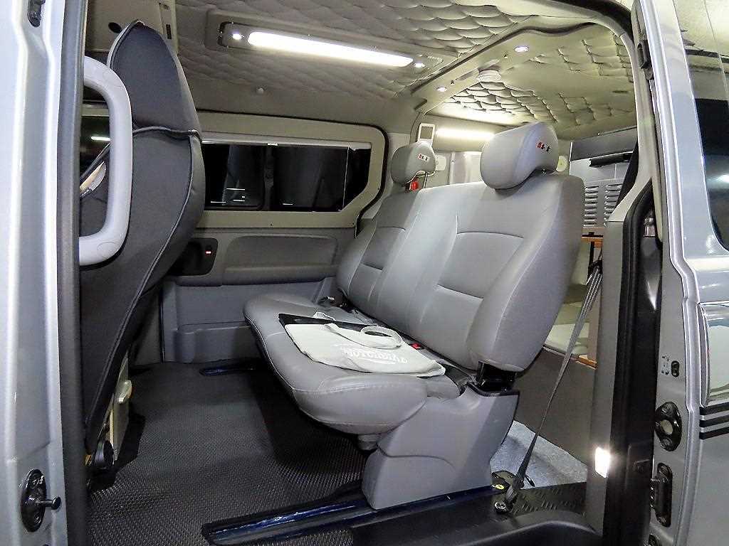 HYUNDAI Starex - Vista 7