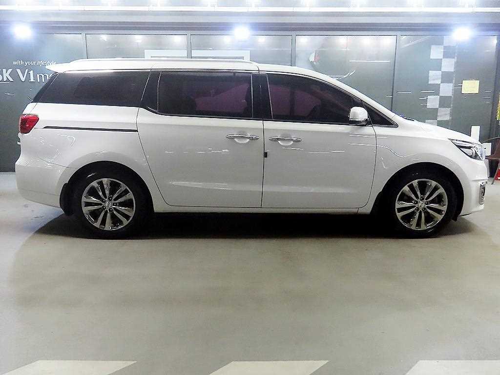 KIA Carnival - Vista 3