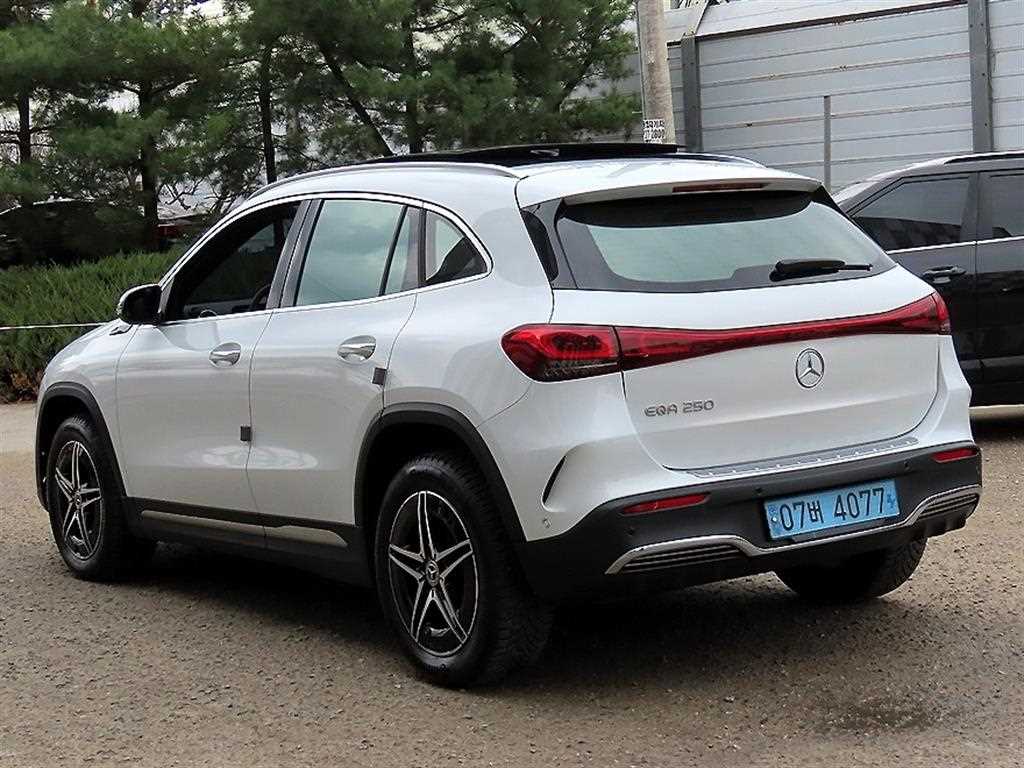 Mercedes Benz EQA - Vista 3