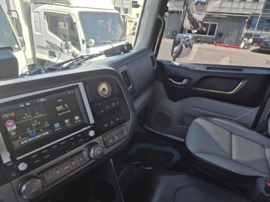 medium and large cargo truck - Vista 11