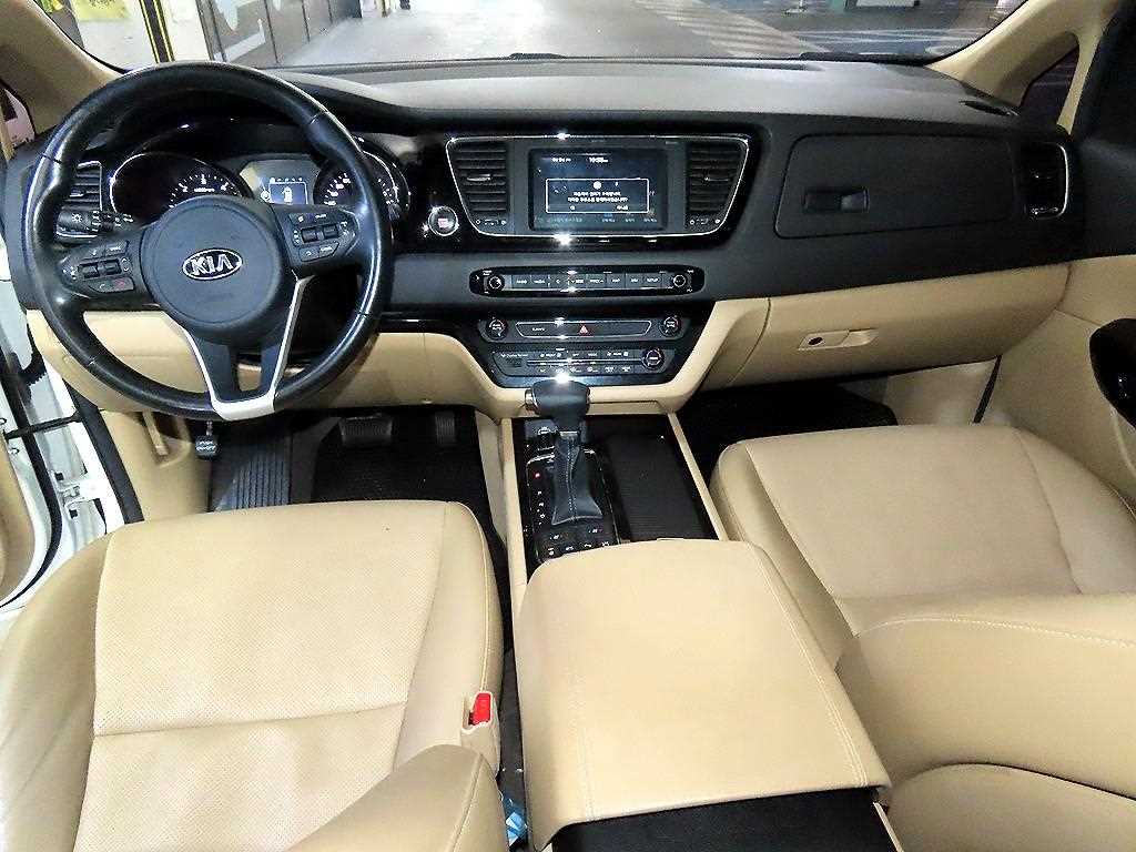 KIA Carnival - Vista 10