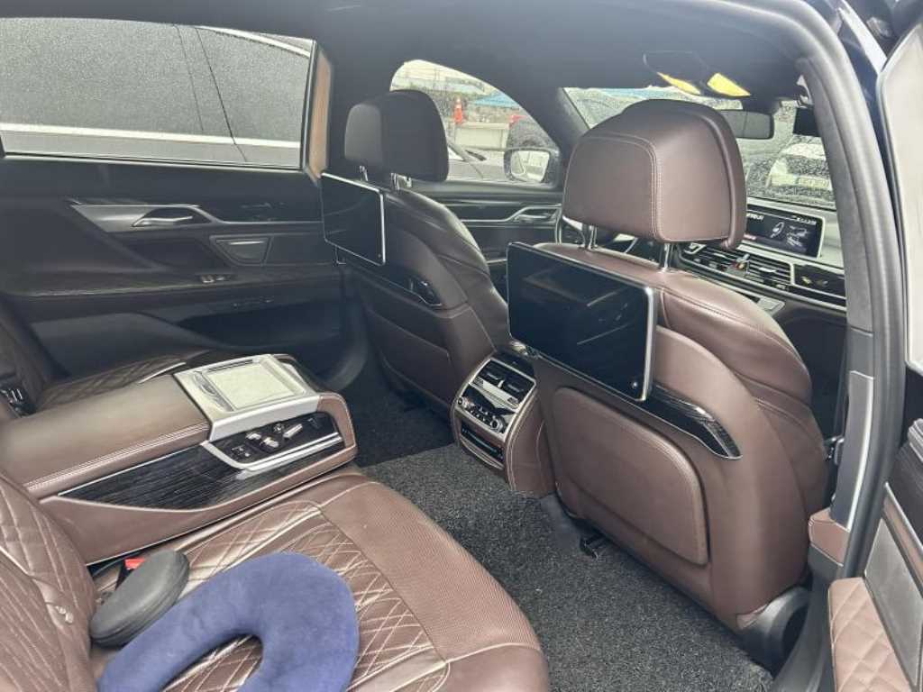 BMW 7 Series - Vista 5