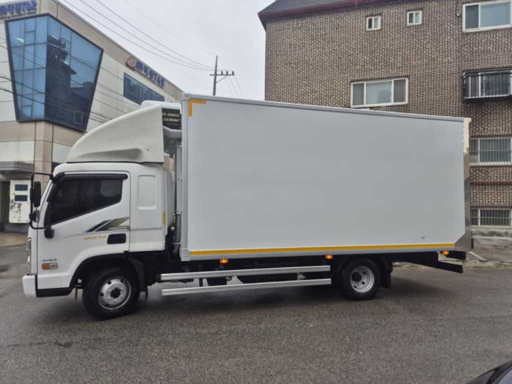 medium and large cargo truck - Vista 5